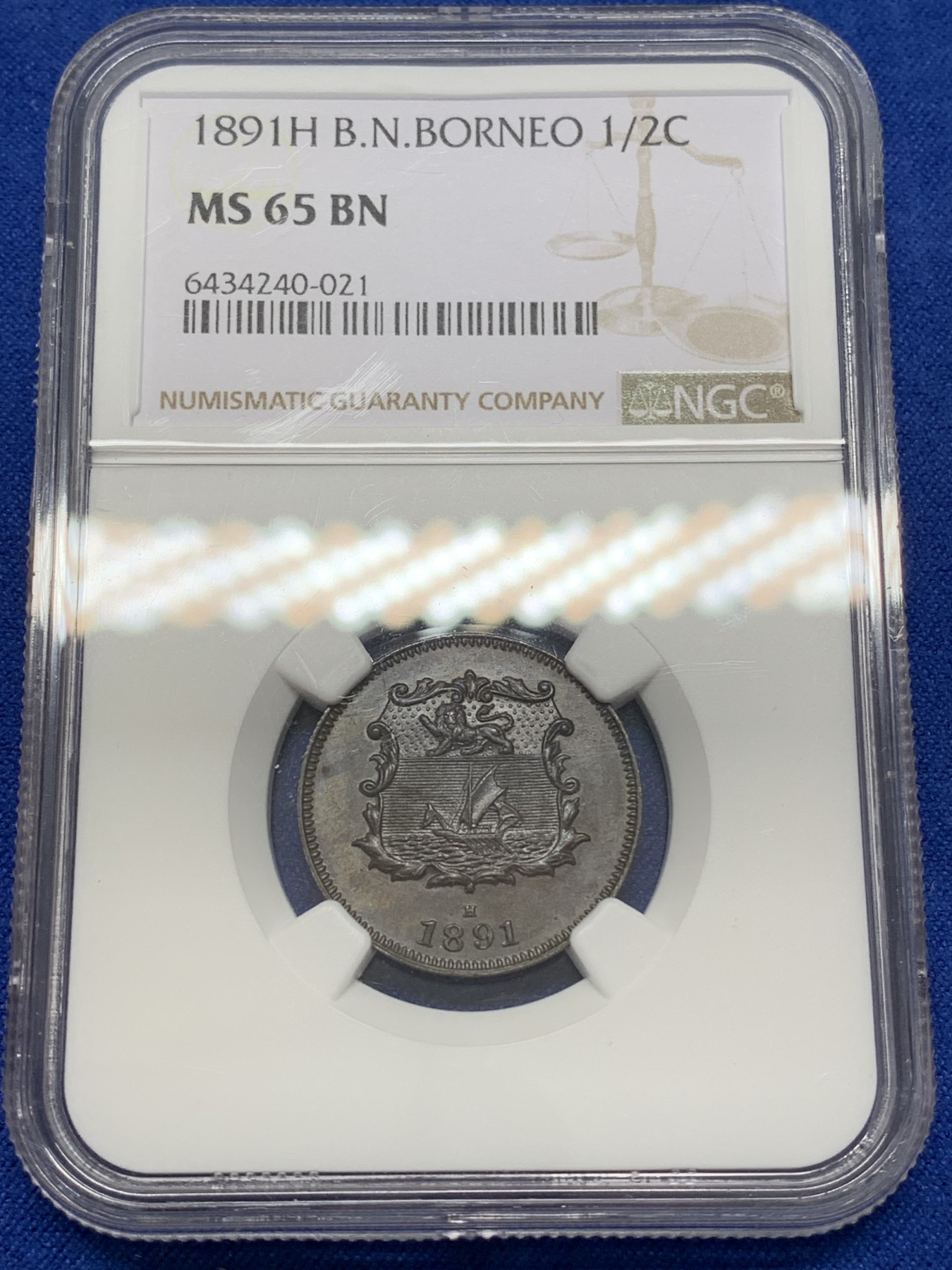 《竞宝斋》第223场-周日，周一 2场 (全场包邮) NGC-MS65BN 1891年北婆罗洲洋元半分铜元，少见带汉字的铜元品种。丝滑巧克力，小狮子五官清晰，细节惊人。65顶级分数，一步到位