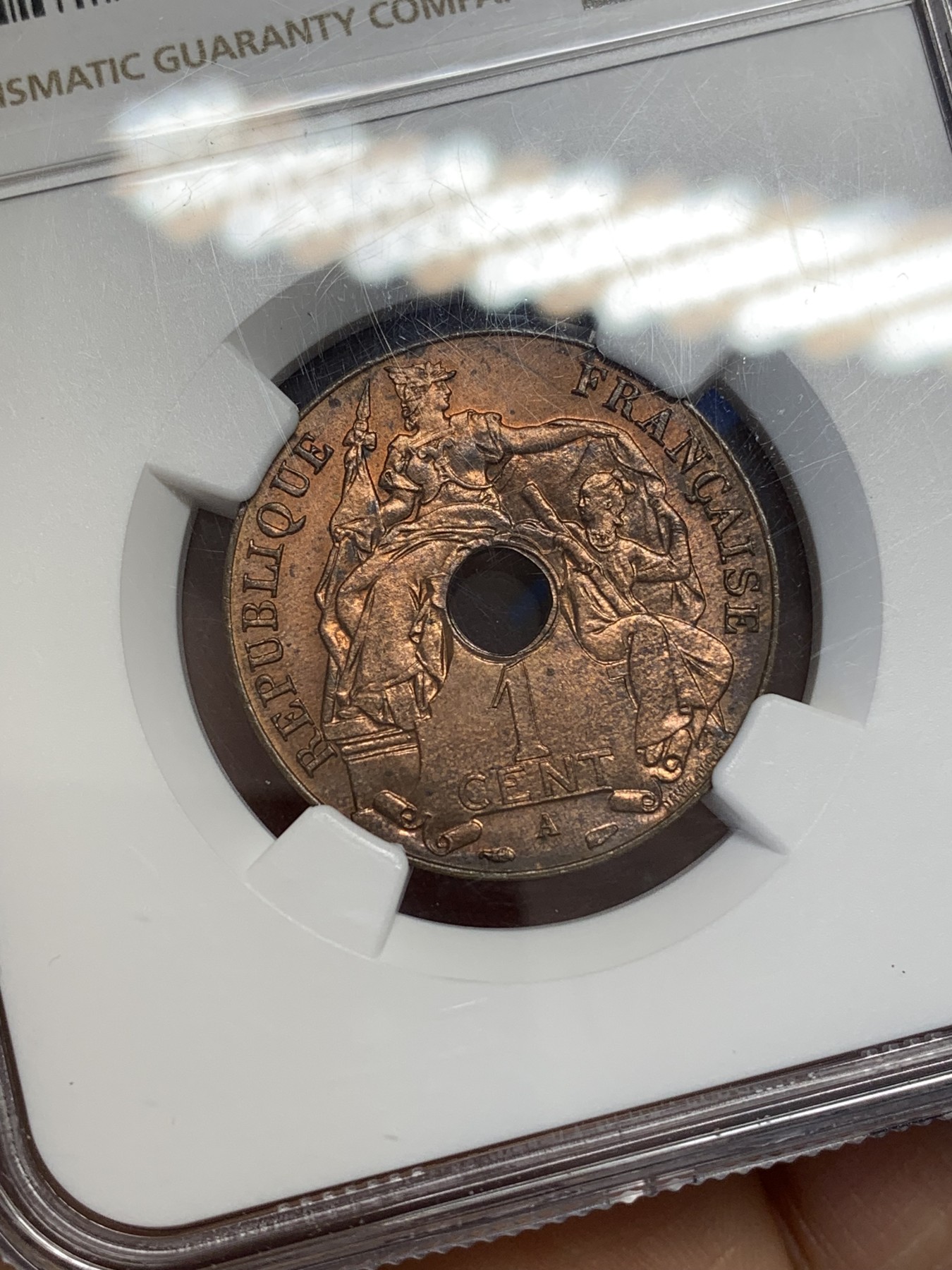 《竞宝斋》第223场-周日，周一 2场 (全场包邮) NGC-MS63BN 法属印支 1939年A 百分之一中孔铜币，玛丽安娜女神，汉字经典品种。