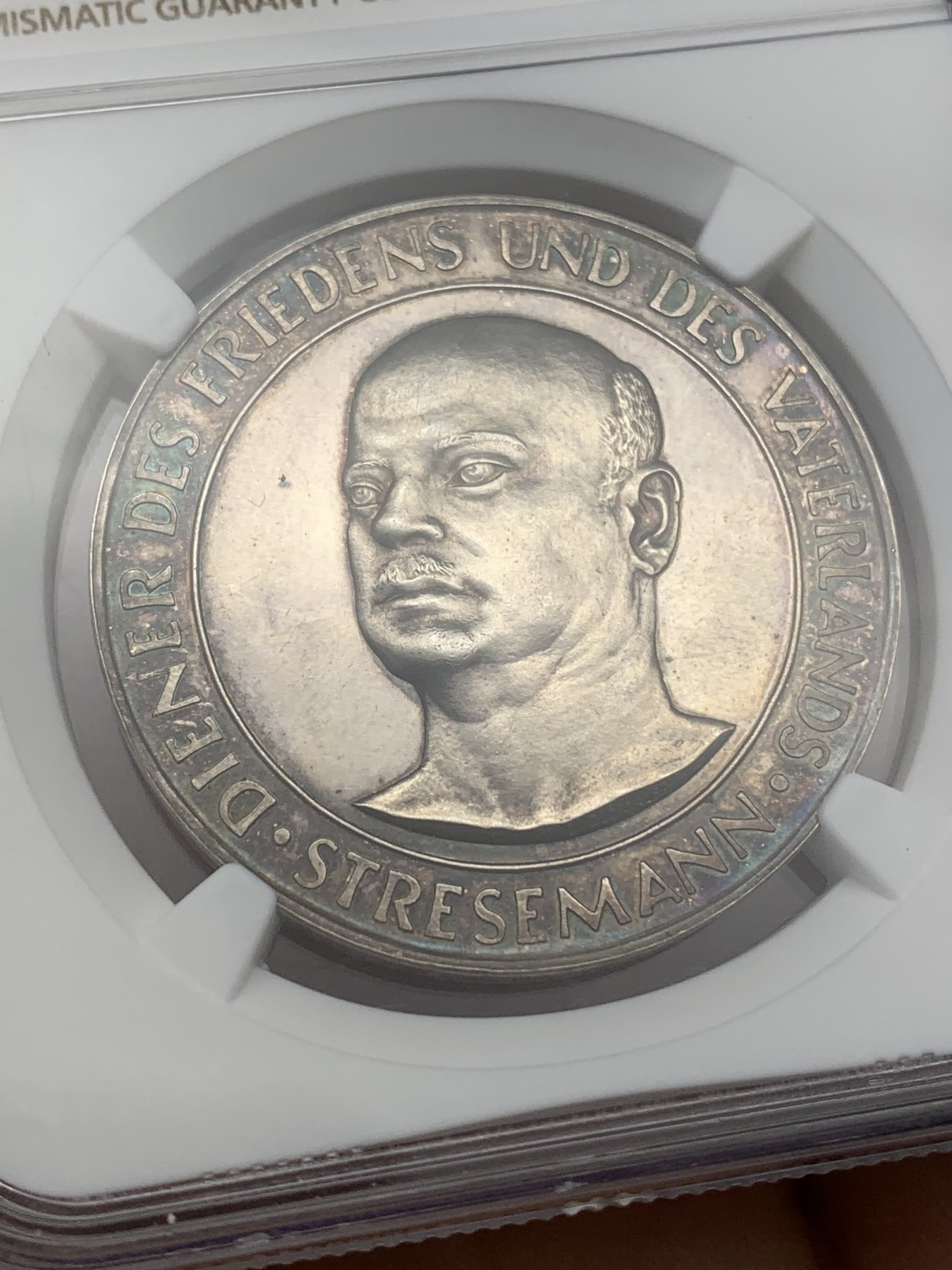 《竞宝斋》第223场-周日，周一 2场 (全场包邮) NGC-MS63 德国1930年古斯塔夫·施特雷泽曼纪念银章，1926年诺贝尔和平奖获得者。双面深五彩包浆，PL底板，可藏。