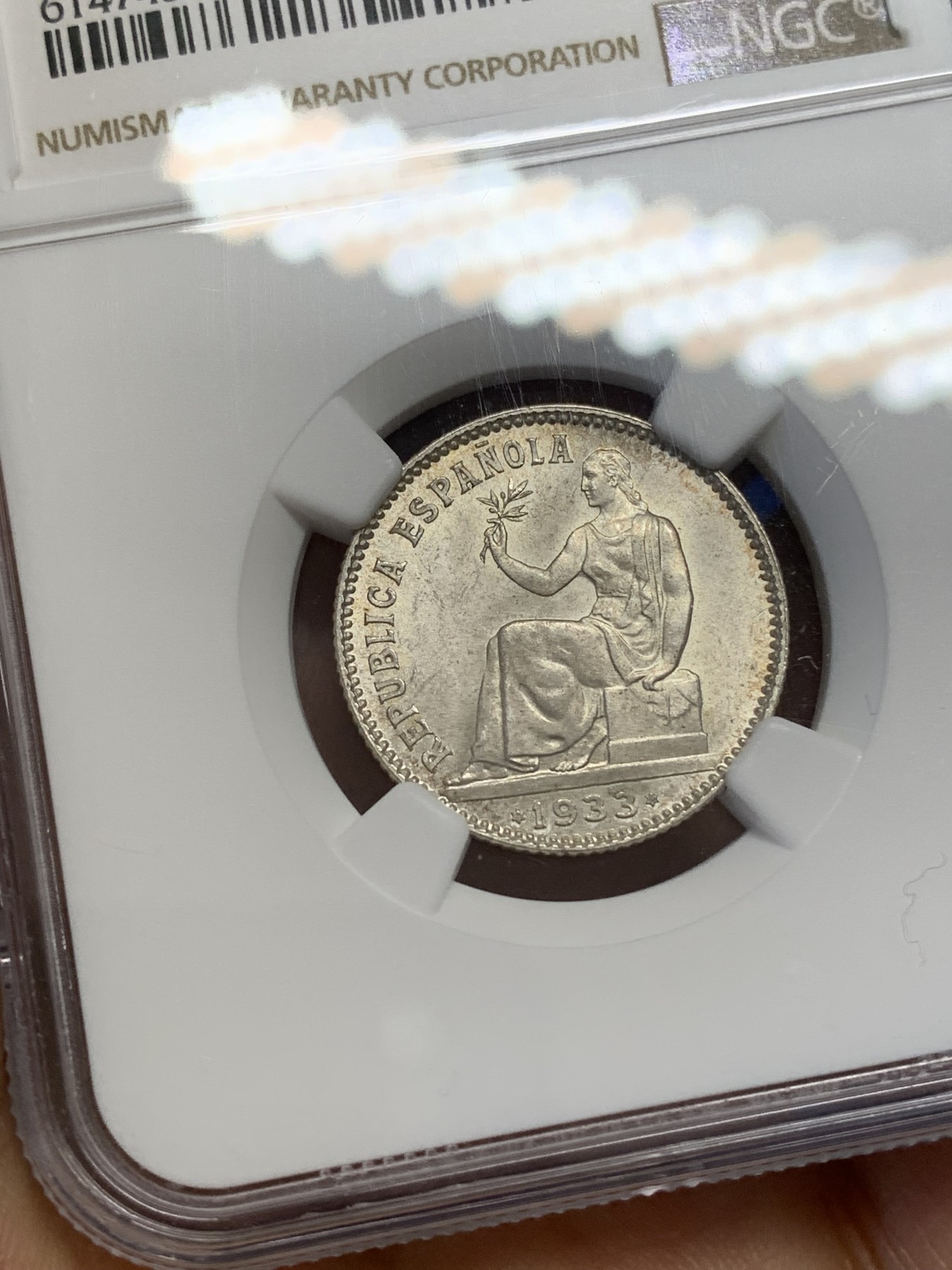 《竞宝斋》第223场-周日，周一 2场 (全场包邮) NGC-MS64 西班牙1933年内战1比塞塔银币，拿花女神。霜银粉光，花枝脚趾细节俱在，状态难得。
