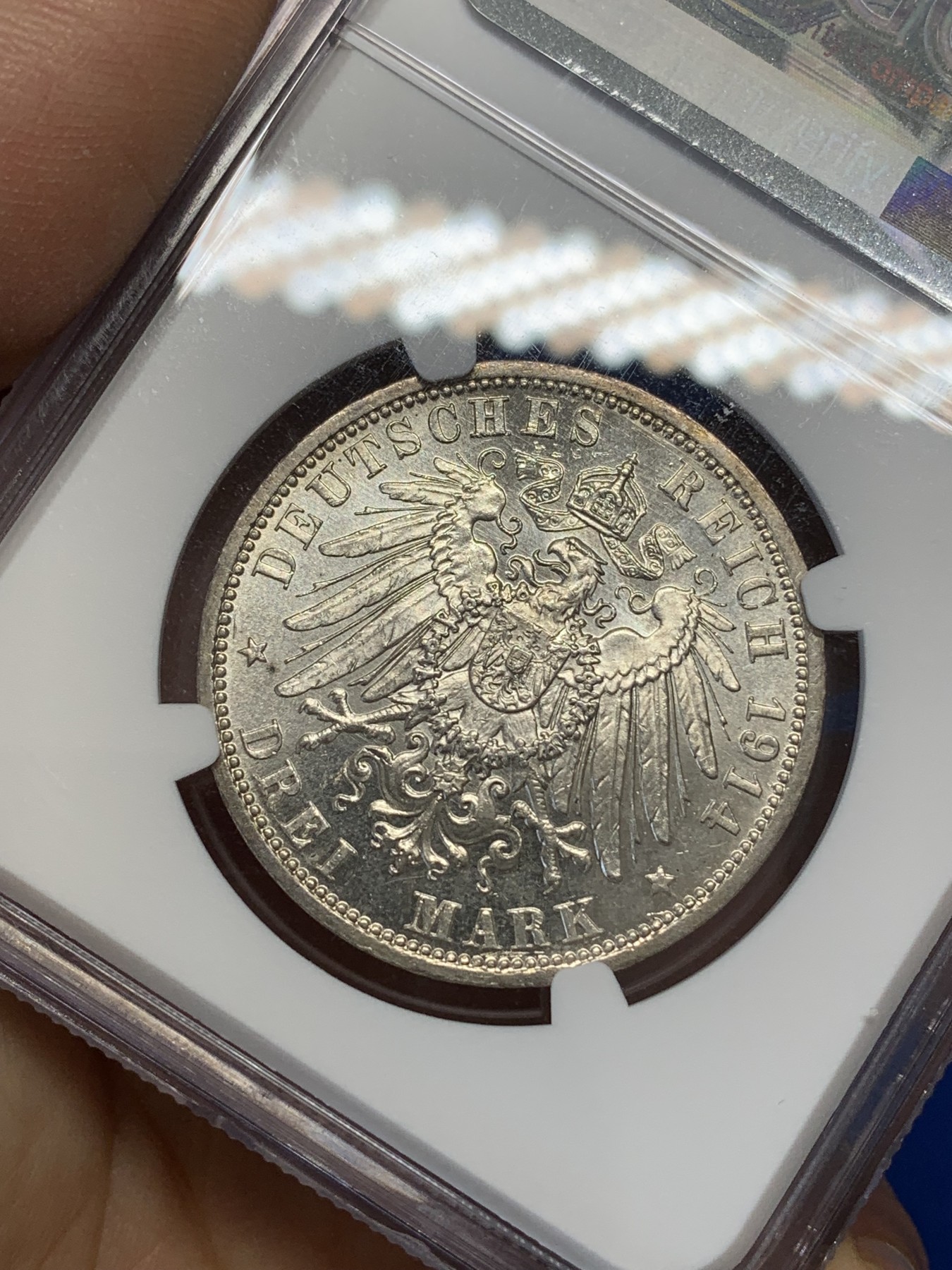 《竞宝斋》第223场-周日，周一 2场 (全场包邮) NGC-MS62 1914年 普鲁士 威廉二世 3马克 银币     镜面底板，人物浮雕有强烈凝霜感，同类中的佼佼者
