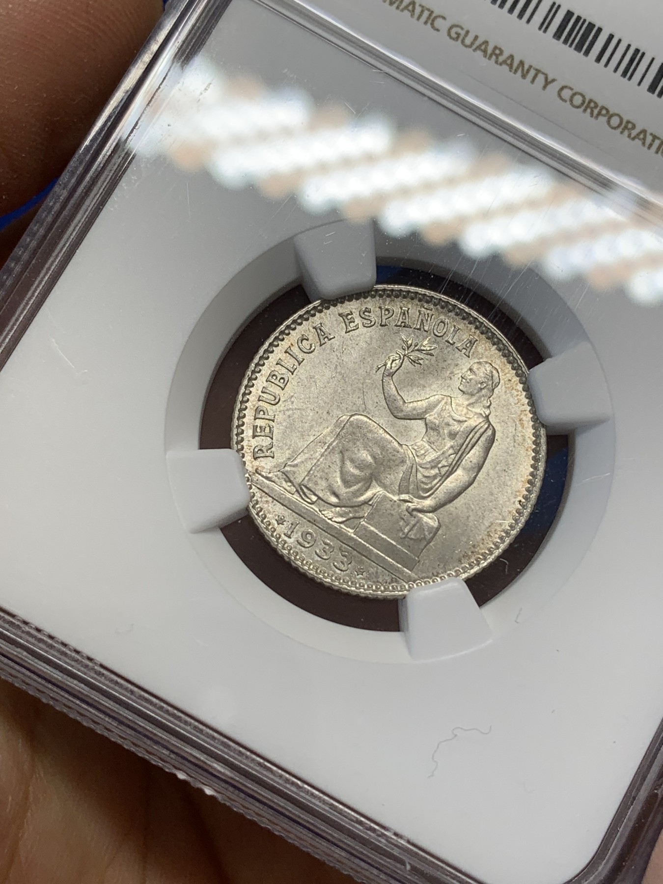 《竞宝斋》第223场-周日，周一 2场 (全场包邮) NGC-MS64 西班牙1933年内战1比塞塔银币，拿花女神。霜银粉光，花枝脚趾细节俱在，状态难得。
