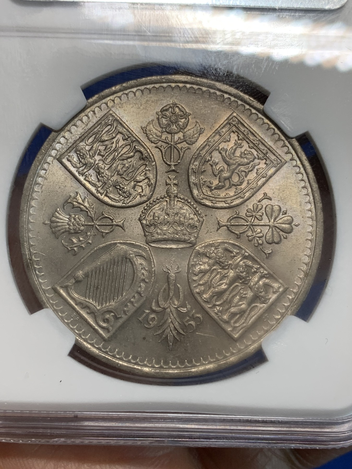 《竞宝斋》第223场-周日，周一 2场 (全场包邮) NGC-MS64 英国1953年伊丽莎白二世纪念克朗币 造型精美