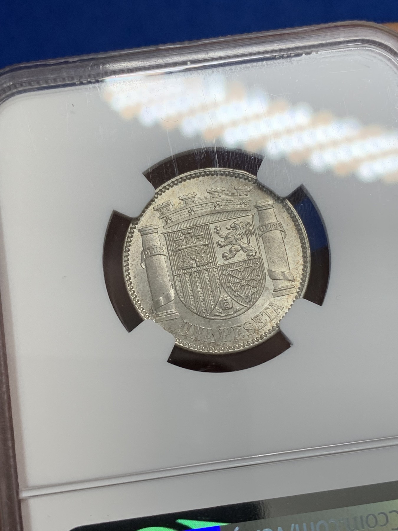 《竞宝斋》第223场-周日，周一 2场 (全场包邮) NGC-MS64 西班牙1933年内战1比塞塔银币，拿花女神。霜银粉光，花枝脚趾细节俱在，状态难得。