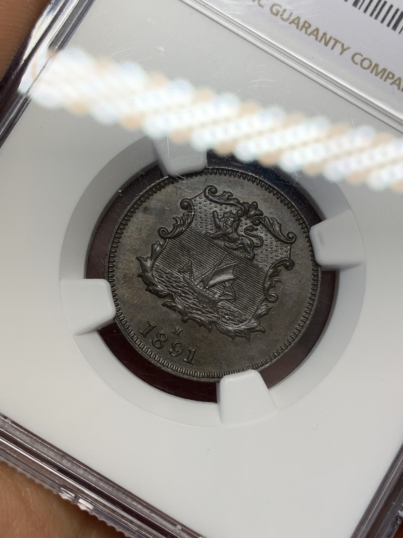 《竞宝斋》第223场-周日，周一 2场 (全场包邮) NGC-MS65BN 1891年北婆罗洲洋元半分铜元，少见带汉字的铜元品种。丝滑巧克力，小狮子五官清晰，细节惊人。65顶级分数，一步到位