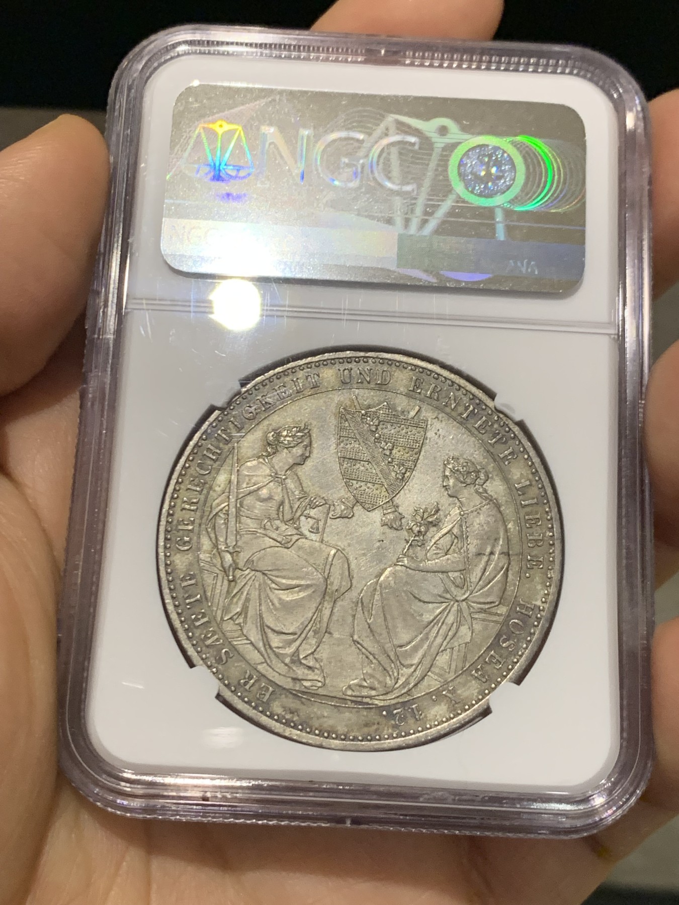 《竞宝斋》第223场-周日，周一 2场 (全场包邮) 唯一冠军分 NGC MS65 德国 1854年萨克森奥古斯特二世逝世双神纪念流通 2泰勒37克的 实物有强烈的镜面效果 6148枚发行量 N错标泰勒