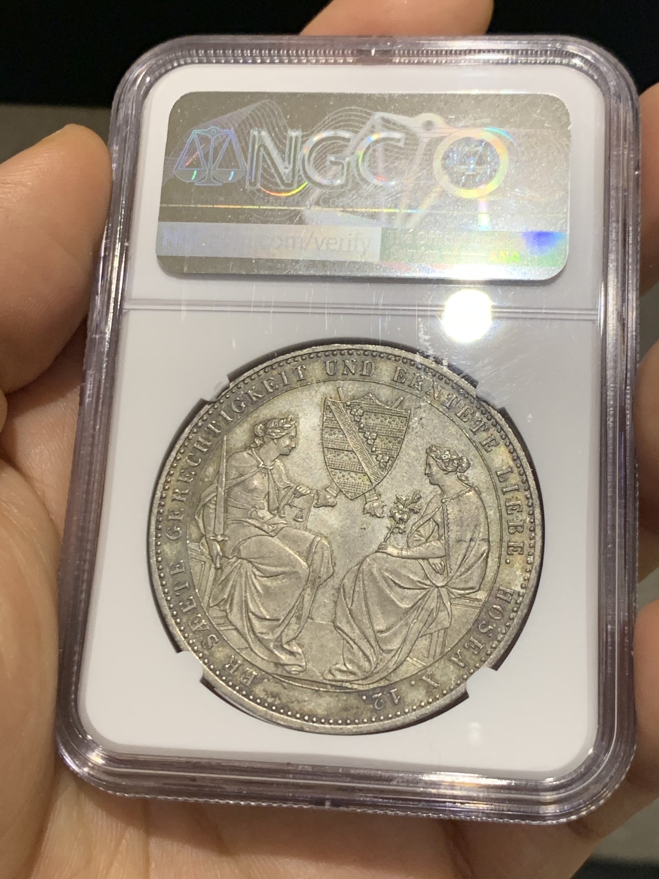 《竞宝斋》第223场-周日，周一 2场 (全场包邮) 唯一冠军分 NGC MS65 德国 1854年萨克森奥古斯特二世逝世双神纪念流通 2泰勒37克的 实物有强烈的镜面效果 6148枚发行量 N错标泰勒