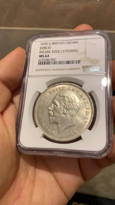 《竞宝斋》第223场-周日，周一 2场 (全场包邮) NGC-MS64 英国1935年乔治五世登基纪念克朗银币，bu品质，经典热门品种。