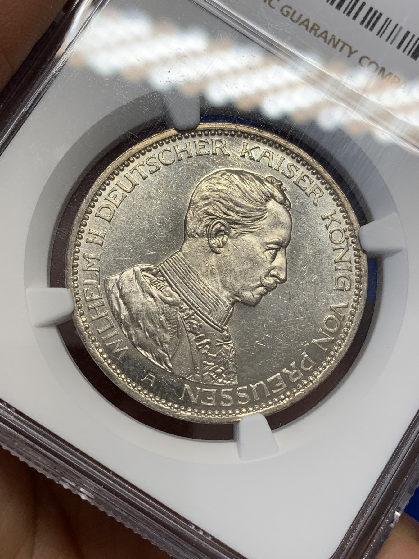《竞宝斋》第223场-周日，周一 2场 (全场包邮) NGC-MS62 1914年 普鲁士 威廉二世 3马克 银币     镜面底板，人物浮雕有强烈凝霜感，同类中的佼佼者