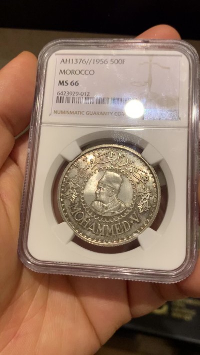 《竞宝斋》第223场-周日，周一 2场 (全场包邮) NGC-MS66 摩洛哥1956年默罕默德五世500法朗银币，原汁原味五彩原光老包浆，包浆醇厚，打制精美，状态一流。顶级高分精品，获得更高评分数量才区区9枚。