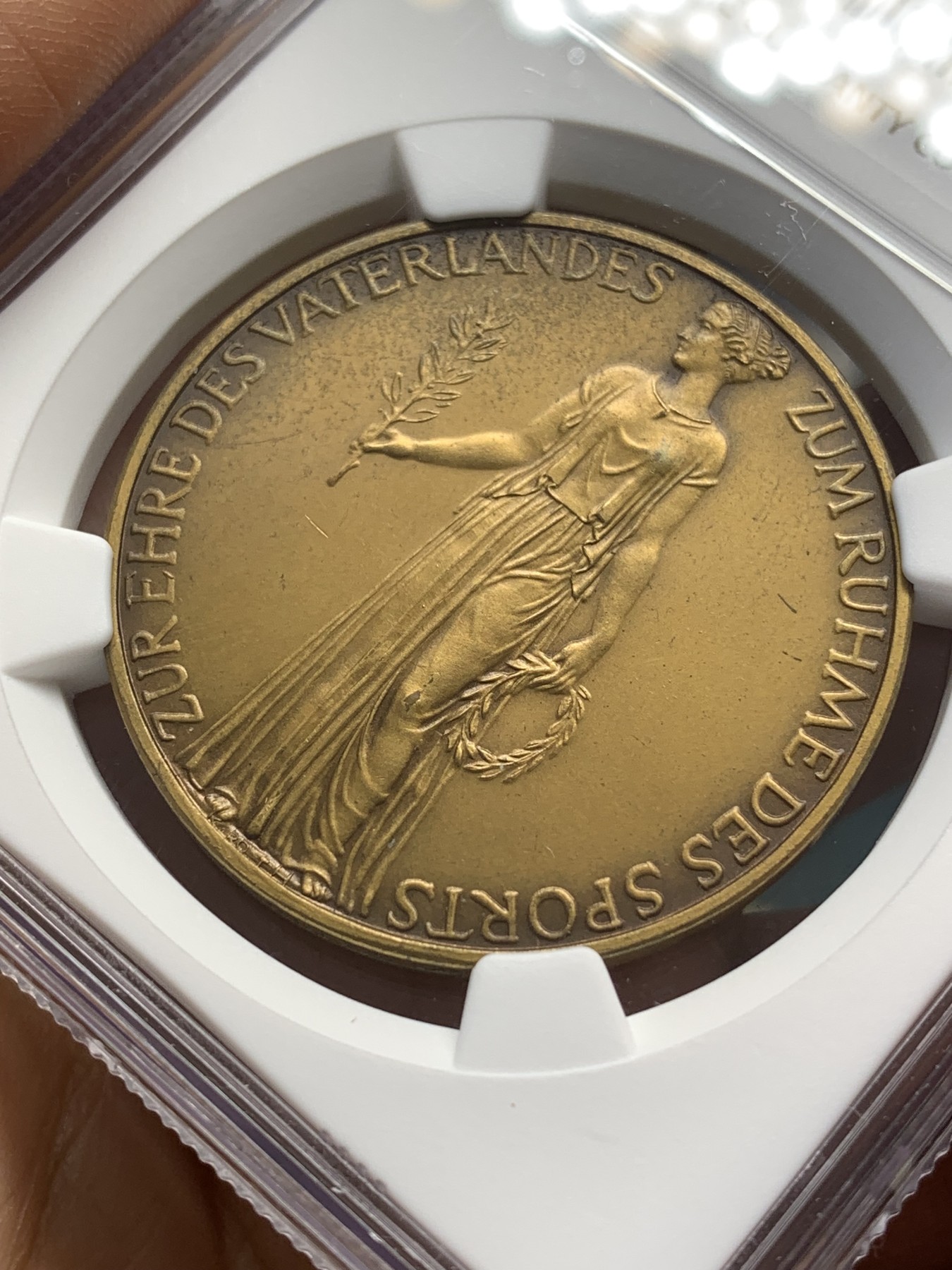 《竞宝斋》第223场-周日，周一 2场 (全场包邮) NGC-MS64 1936年德国1936年柏林奥运会铜质奖章，品相和保存状态都非常好，此枚高分，一步到位的分数