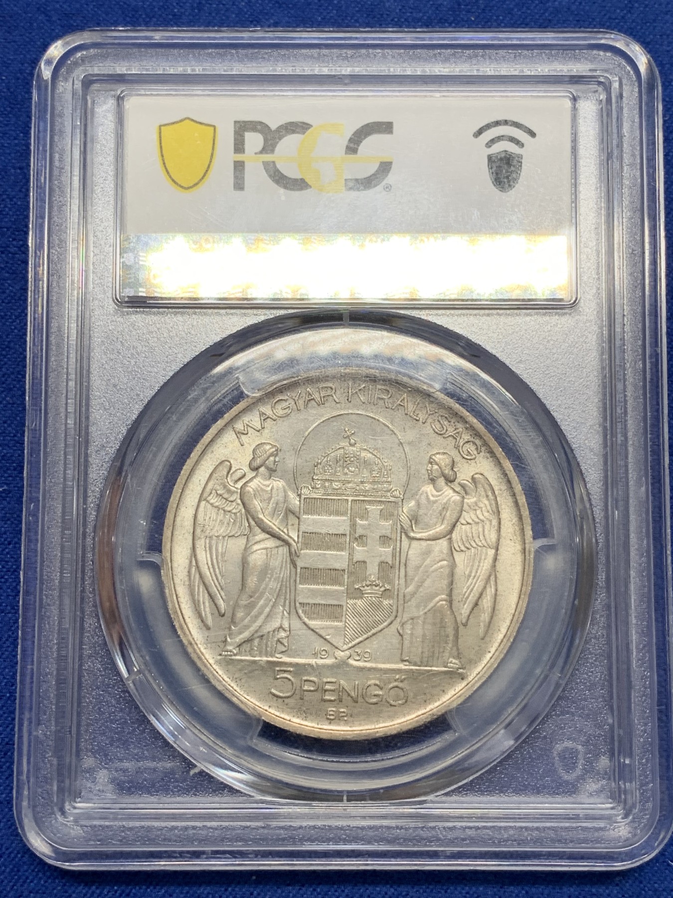 《竞宝斋》第223场-周日，周一 2场 (全场包邮) PCGS-MS65 匈牙利1939年海军上将霍尔蒂5潘戈银币，原厂初铸，难得高分。此枚银币人物神态刻画炯炯有神，清晰精美的戎装和背面的匈牙利盾徽天使制作精良，更高评级数量才6枚。