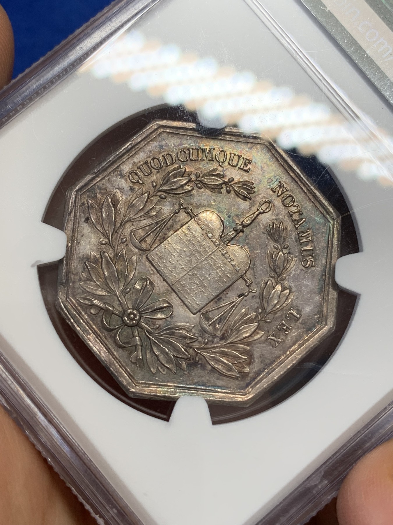 《竞宝斋》第223场-周日，周一 2场 (全场包邮) NGC-MS62 法国卡克塔公证处JETON银质八角章 稀少手指边铭 五彩