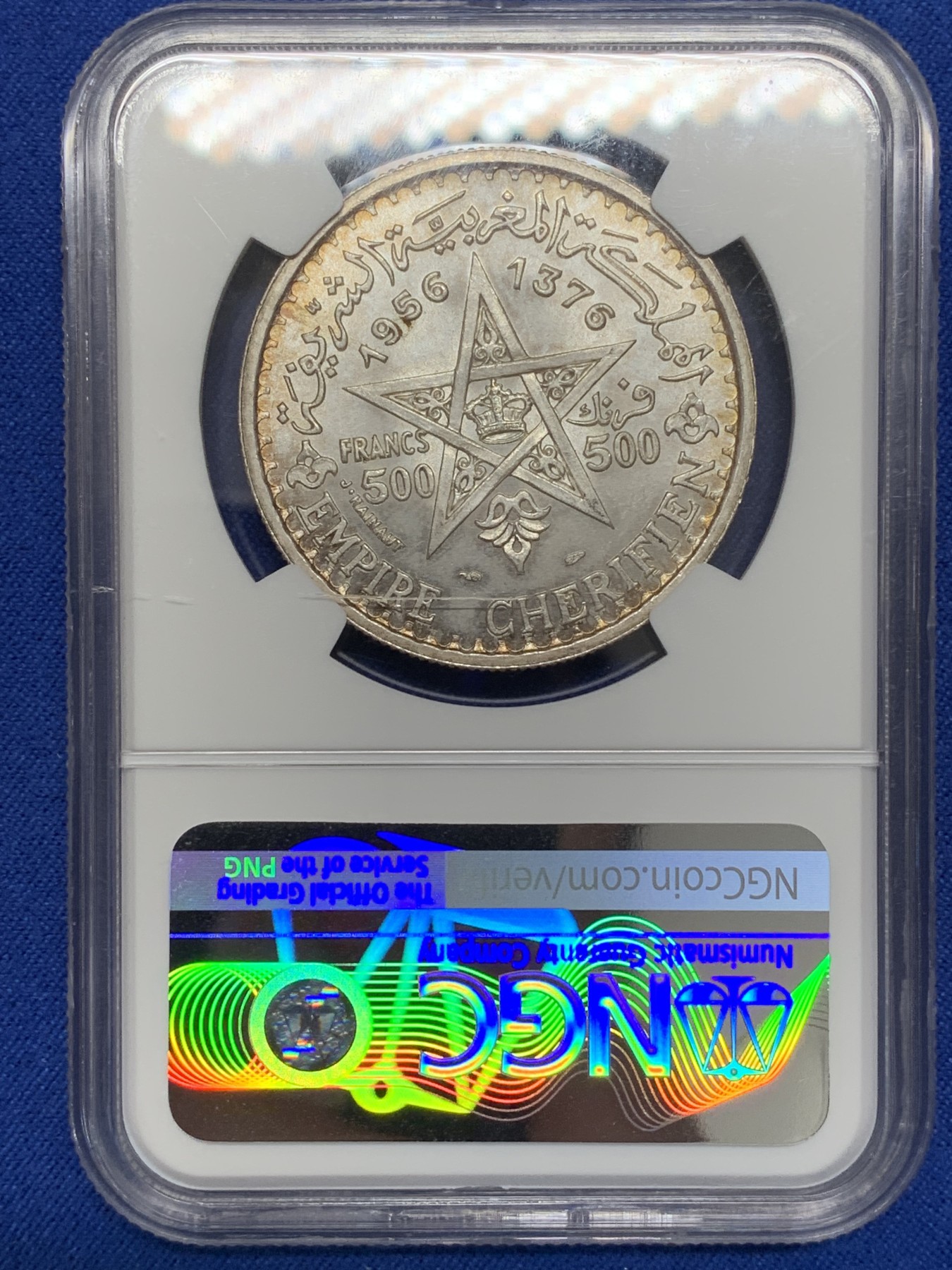 《竞宝斋》第223场-周日，周一 2场 (全场包邮) NGC-MS66 摩洛哥1956年默罕默德五世500法朗银币，原汁原味五彩原光老包浆，包浆醇厚，打制精美，状态一流。顶级高分精品，获得更高评分数量才区区9枚。