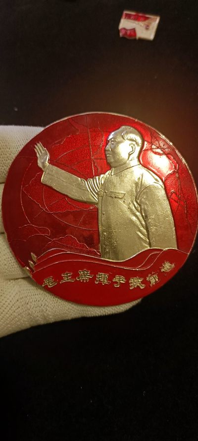 红色收藏🇨🇳毛主席像章红宝书0起专场🔥保真包老放心拍！ - 七公分！好品毛主席大招手，红色收藏