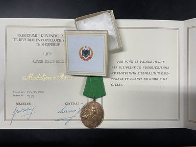 戎马世界章牌大赏第55期 - 阿尔巴尼亚劳动奖章，少见带后期大证书实发，授予事迹为“ 以勤奋和跨科学的纪律按时按质完成并超越计划任务。”带自己制作的盒子，阿尔巴尼亚勋赏实发非常少见，市面上多为库存流出