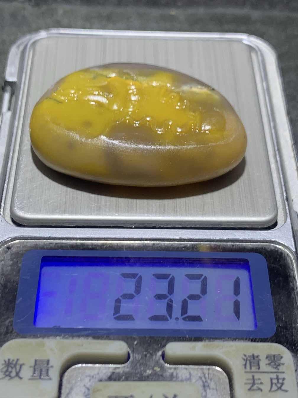 精美亚光高润度冰飘鸡油黄战国红玛瑙手工俏色巧雕刻得道成佛吊坠一个，