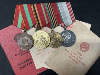 戎马世界章牌大赏第55期 - 苏联套章，包括忘我劳动奖章，胜利30奖章（民版），胜利40奖章（民版），退休劳动者奖章，均带证，女性获得者。