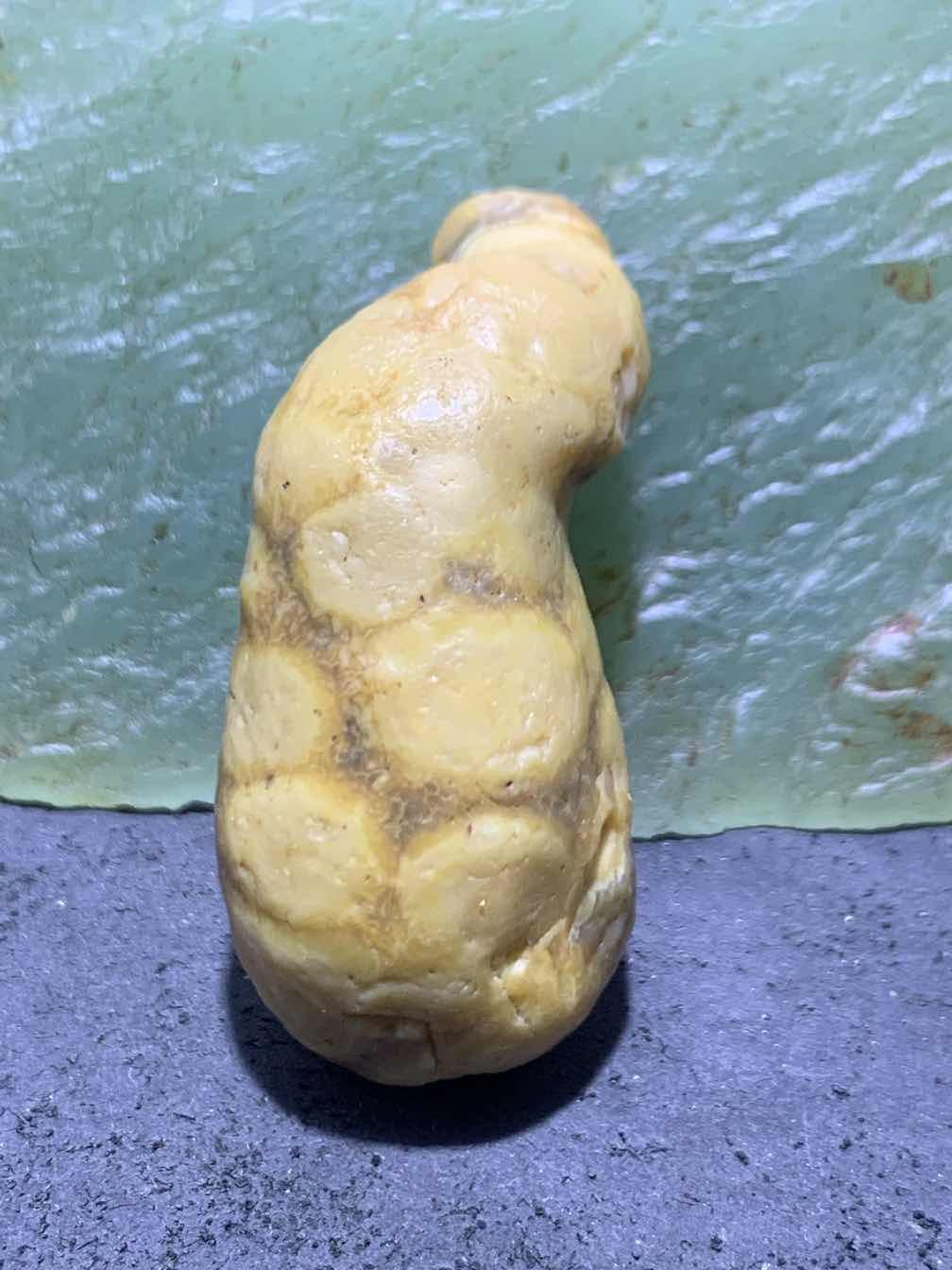 精美戈壁高玉化心脏形鱼籽纹筋脉石原石一颗，