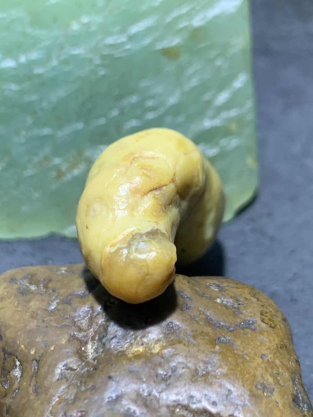 精美戈壁高玉化心脏形鱼籽纹筋脉石原石一颗，