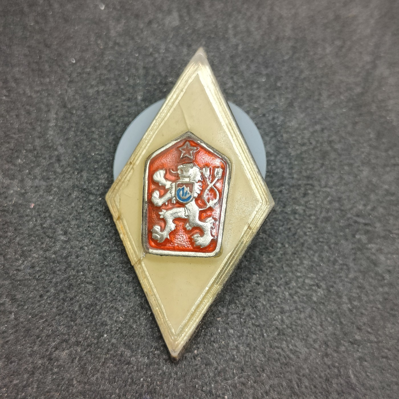 全场0元起拍 第117期 咸鱼国勋章拍卖专场 12月17日（周日）下午6：00开始 捷克斯洛伐克 高等军校毕业证章 带标