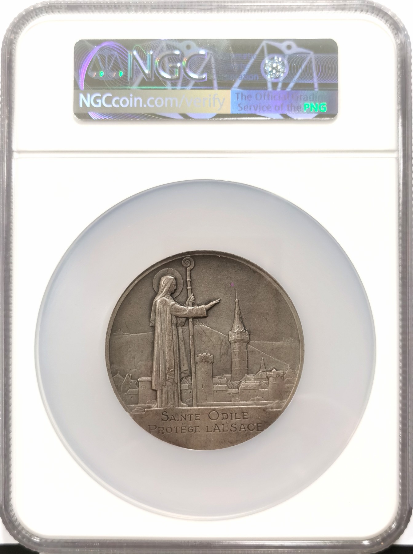 博洋堂世界钱币拍卖第056期（全场包邮） 法国1930年代银章阿尔萨斯的守护圣人圣奥蒂勒NGC MS63（雕刻家Morlon作品，58mm，110克，罕见银章品种！正面是圣奥蒂勒肖像，背面是在她守护之下的阿尔萨斯。圣奥蒂勒是法国阿尔萨斯的守护圣人。她生活在公元7世纪，是埃蒂松大公的女儿，由于出生时双目失明而被大公残忍遗弃。奥蒂勒被奶妈收养，后来在受洗日恢复视力并决定把一生奉献给主。历尽磨难之后，她父亲把城堡赠送给她，她在城堡里修建了自己的