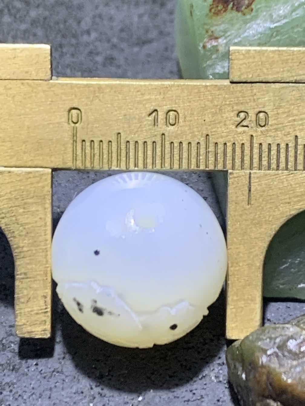 精美高玉化亚光海洋玉髓手工俏色巧雕双鱼2.0随形圆珠一个！