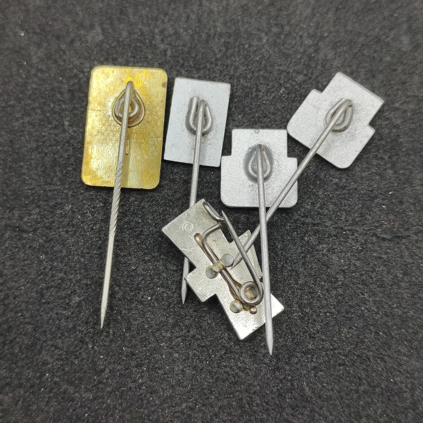 全场0元起拍 第117期 咸鱼国勋章拍卖专场 12月17日（周日）下午6：00开始 东德徽章五个