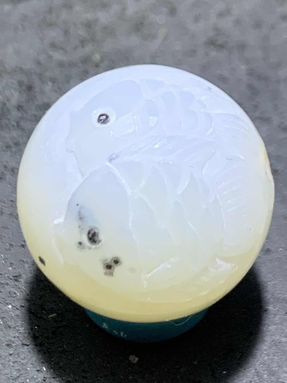 精美高玉化亚光海洋玉髓手工俏色巧雕双鱼2.0随形圆珠一个！