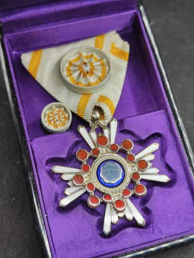 全场0元起拍 第117期 咸鱼国勋章拍卖专场 12月17日（周日）下午6：00开始 - 美品 日本四等瑞宝章 银制带盒略