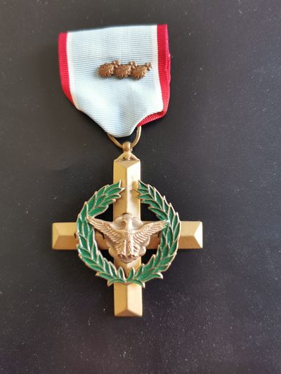 盛世勋华——号角文化勋章邮票专场拍卖第155期 - 美国空军杰出服役十字勋章 带三枚国防部三军奖励橡树叶勋饰