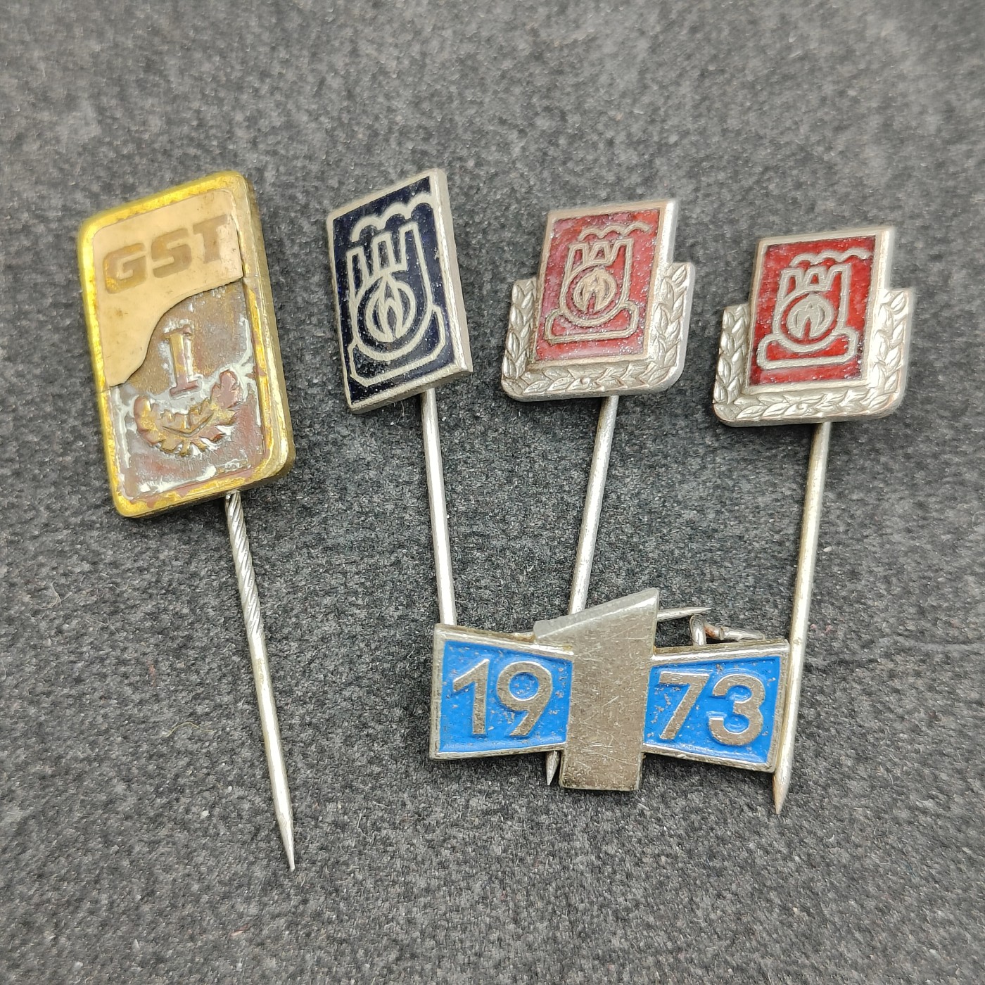 全场0元起拍 第117期 咸鱼国勋章拍卖专场 12月17日（周日）下午6：00开始 东德徽章五个