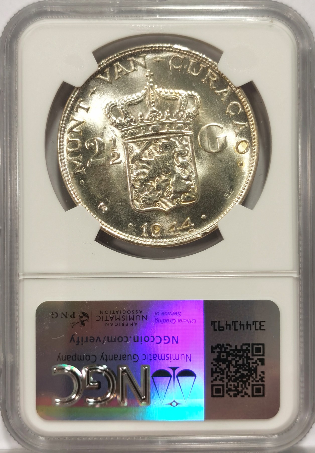 博洋堂世界钱币拍卖第056期（全场包邮） NGC MS65 1944年荷属库拉索女王威廉明娜2.5盾大银币，该品种很难到65，往上66分仅6枚，收藏级分数