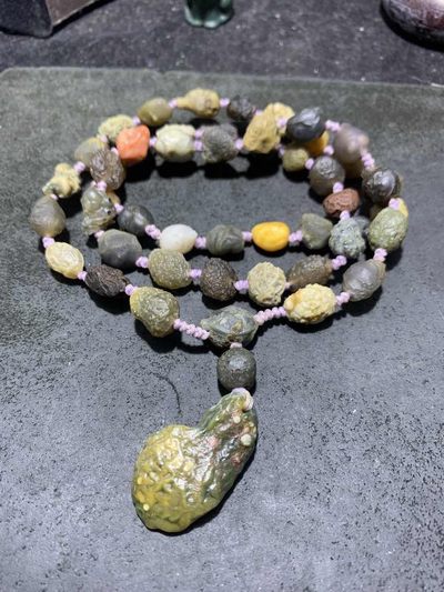 精美阿拉善青花飘紫罗兰筋脉石玛瑙项链一条， 精美阿拉善青花飘紫罗兰筋脉石玛瑙项链一条，