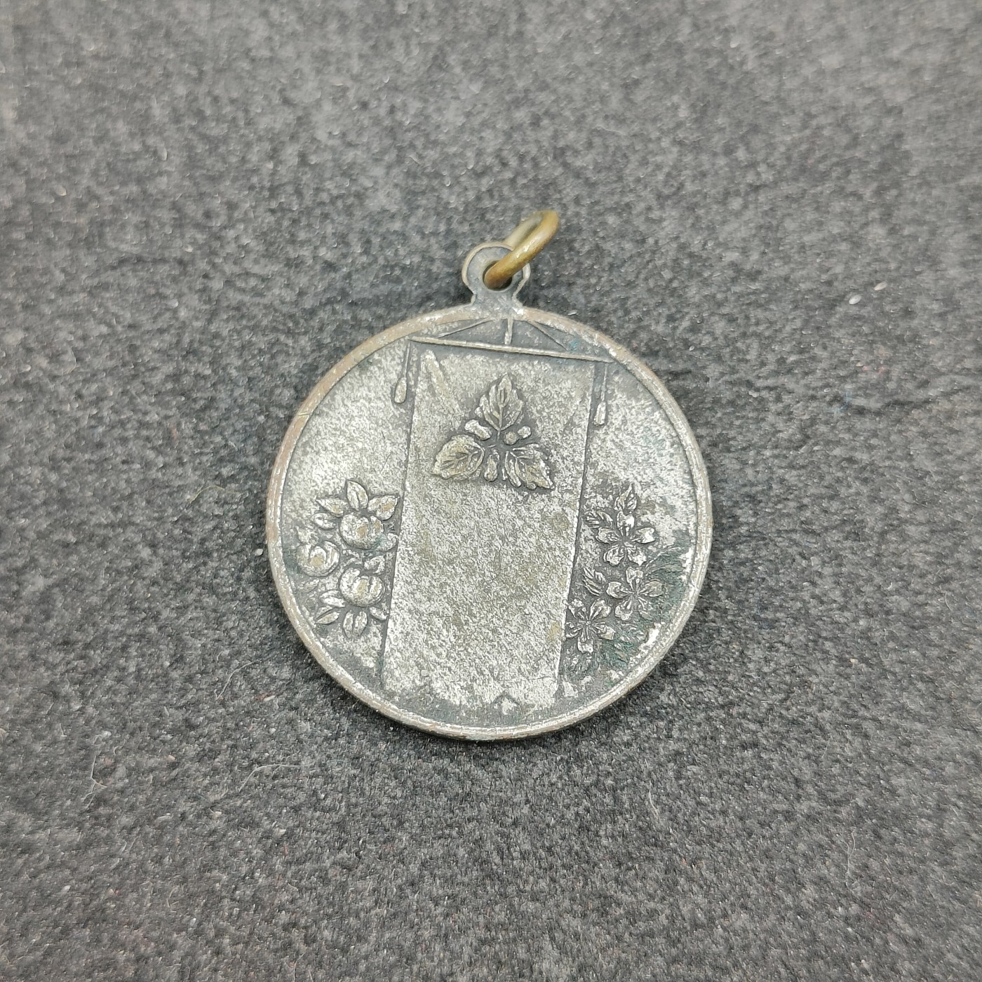 全场0元起拍 第117期 咸鱼国勋章拍卖专场 12月17日（周日）下午6：00开始 日本战时蚕丝会徽章