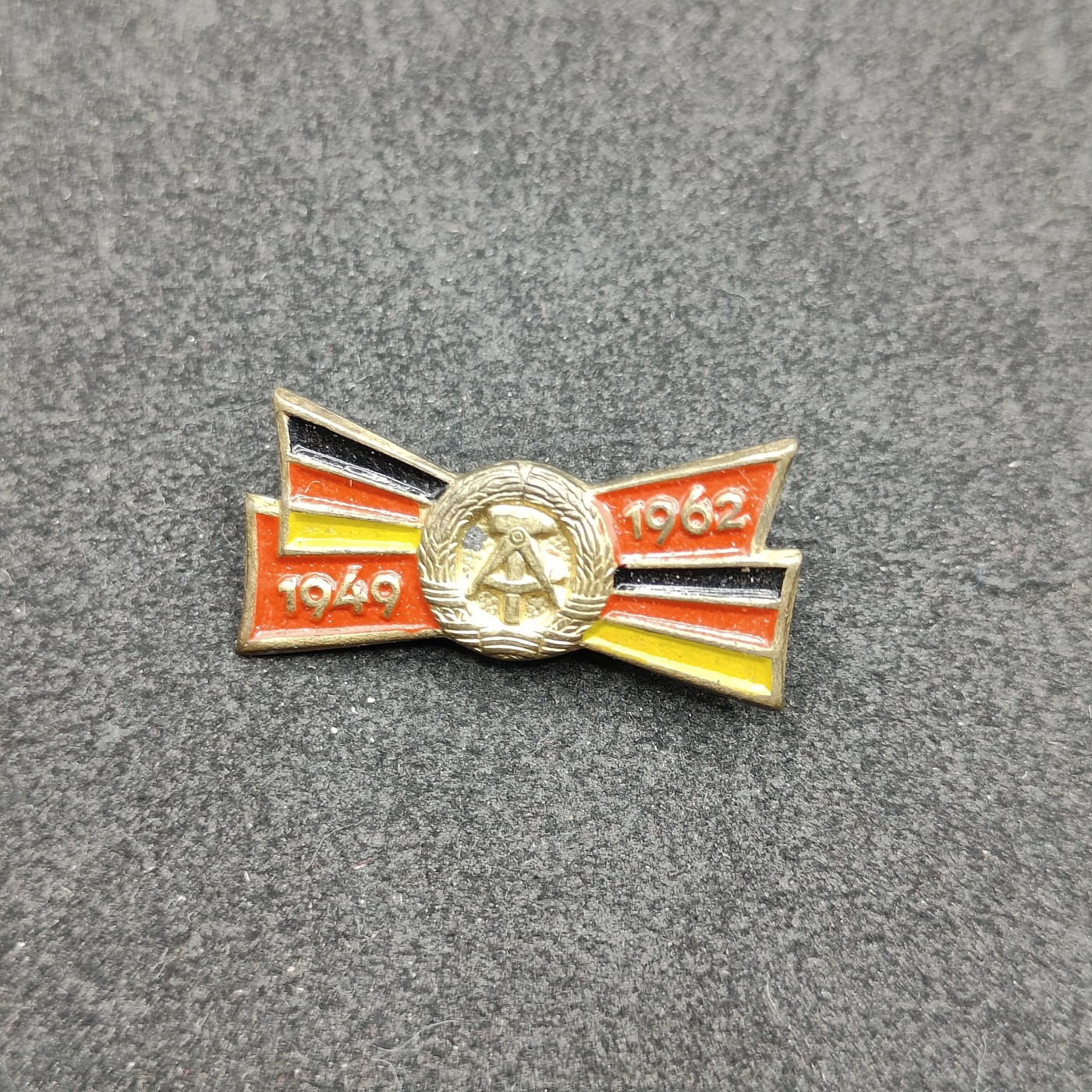 全场0元起拍 第117期 咸鱼国勋章拍卖专场 12月17日（周日）下午6：00开始 东德建国纪念章