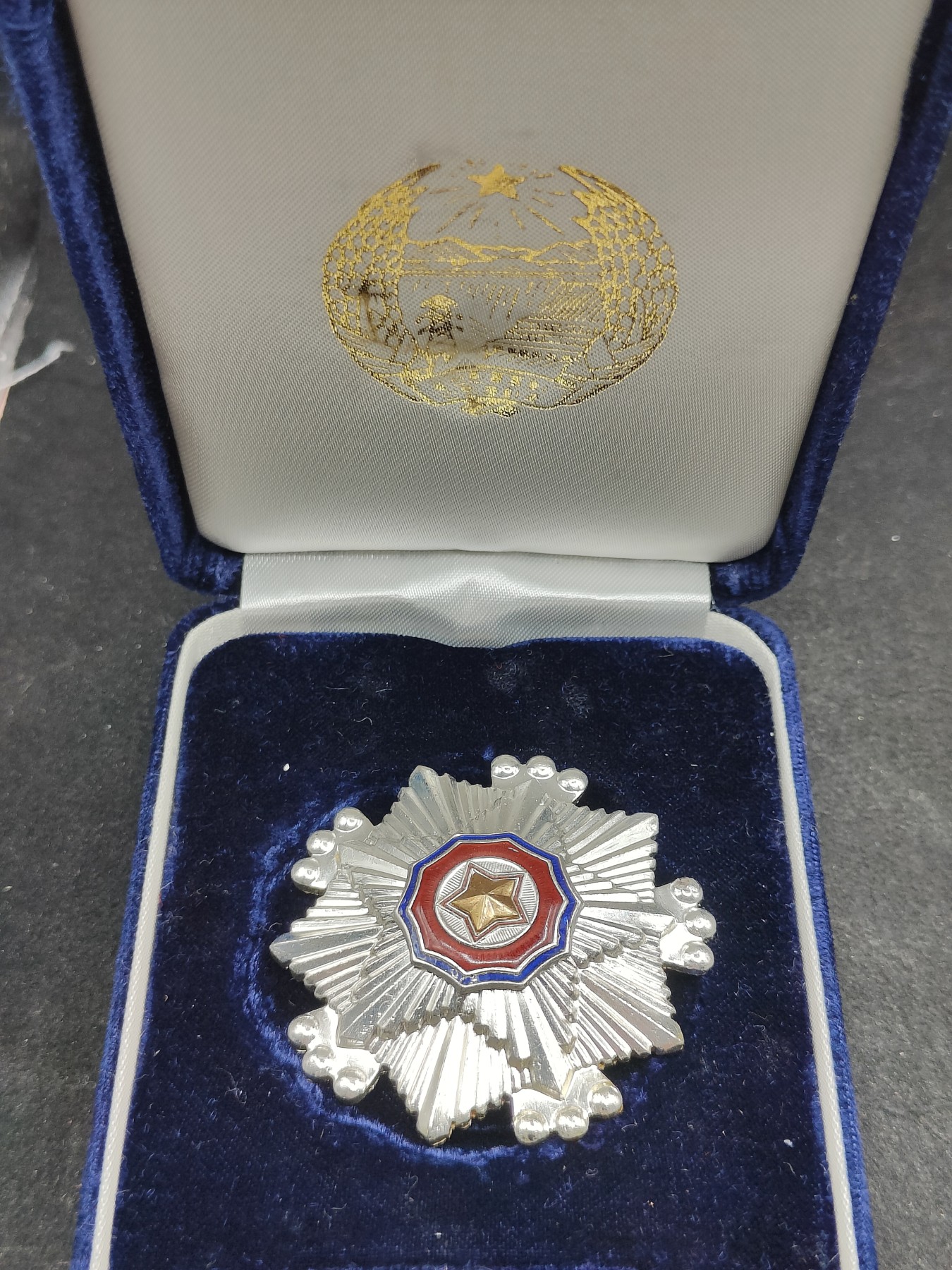 全场0元起拍 第117期 咸鱼国勋章拍卖专场 12月17日（周日）下午6：00开始 朝总联版烫金国徽盒三级国旗勋章