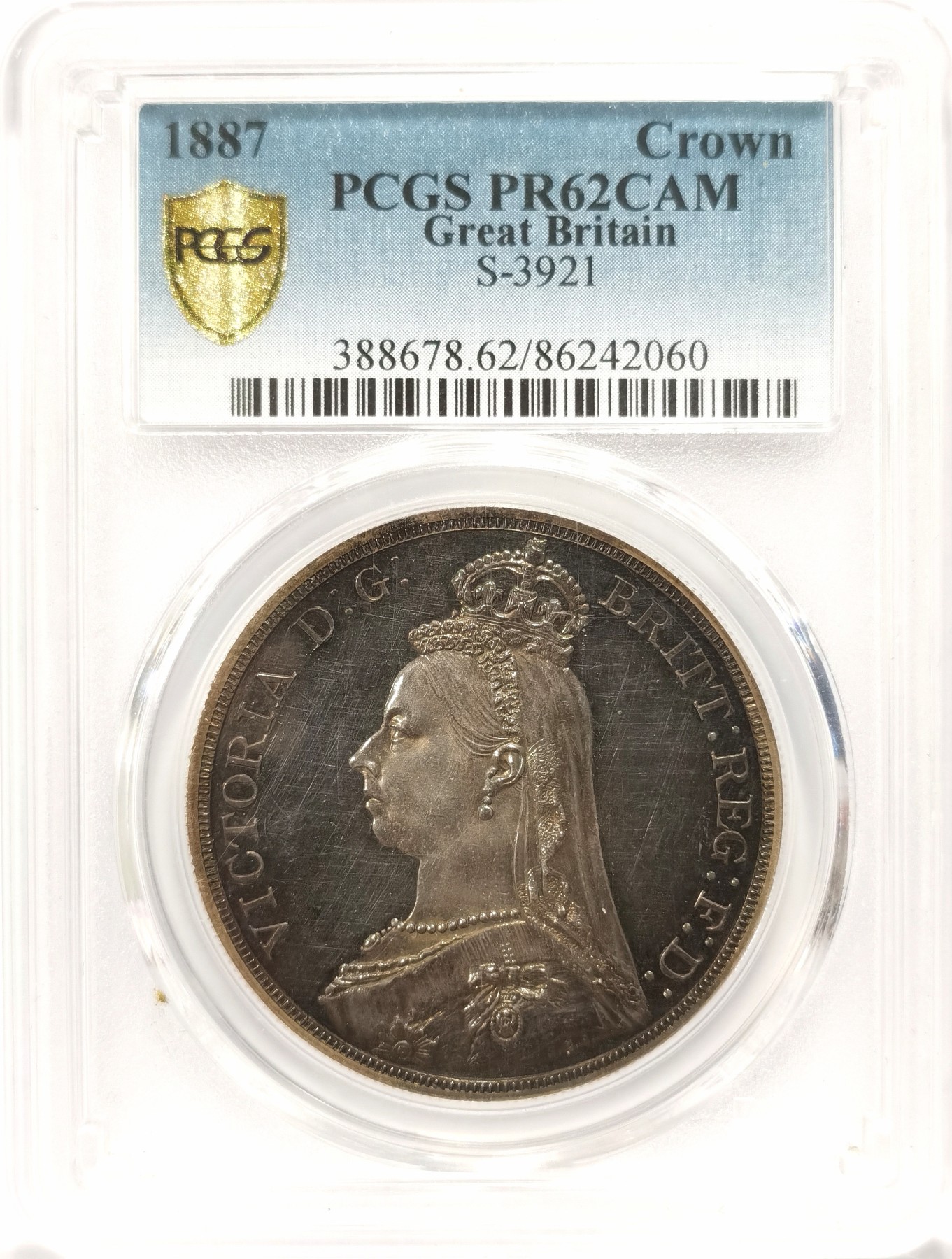 博洋堂世界钱币拍卖第056期（全场包邮） PCGS PR62CAM 英国1887年维多利亚1克朗马剑精制银币，名誉品，蓝汪汪的底板，CAM镜面效果，发行量1084枚，2012HA拍卖64分14.8万元