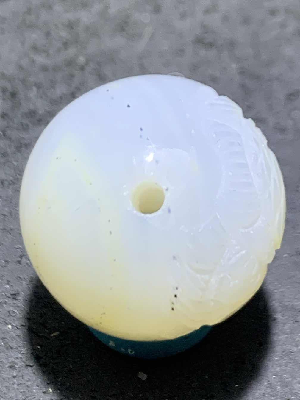 精美高玉化亚光海洋玉髓手工俏色巧雕双鱼2.0随形圆珠一个！