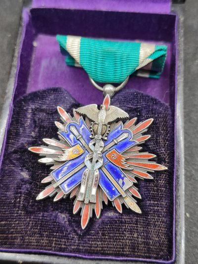 全场0元起拍 第117期 咸鱼国勋章拍卖专场 12月17日（周日）下午6：00开始 - 日本明治时期 五级金鵄章 银制带盒