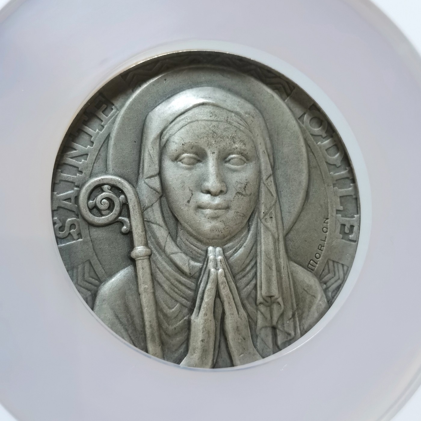 博洋堂世界钱币拍卖第056期（全场包邮） 法国1930年代银章阿尔萨斯的守护圣人圣奥蒂勒NGC MS63（雕刻家Morlon作品，58mm，110克，罕见银章品种！正面是圣奥蒂勒肖像，背面是在她守护之下的阿尔萨斯。圣奥蒂勒是法国阿尔萨斯的守护圣人。她生活在公元7世纪，是埃蒂松大公的女儿，由于出生时双目失明而被大公残忍遗弃。奥蒂勒被奶妈收养，后来在受洗日恢复视力并决定把一生奉献给主。历尽磨难之后，她父亲把城堡赠送给她，她在城堡里修建了自己的