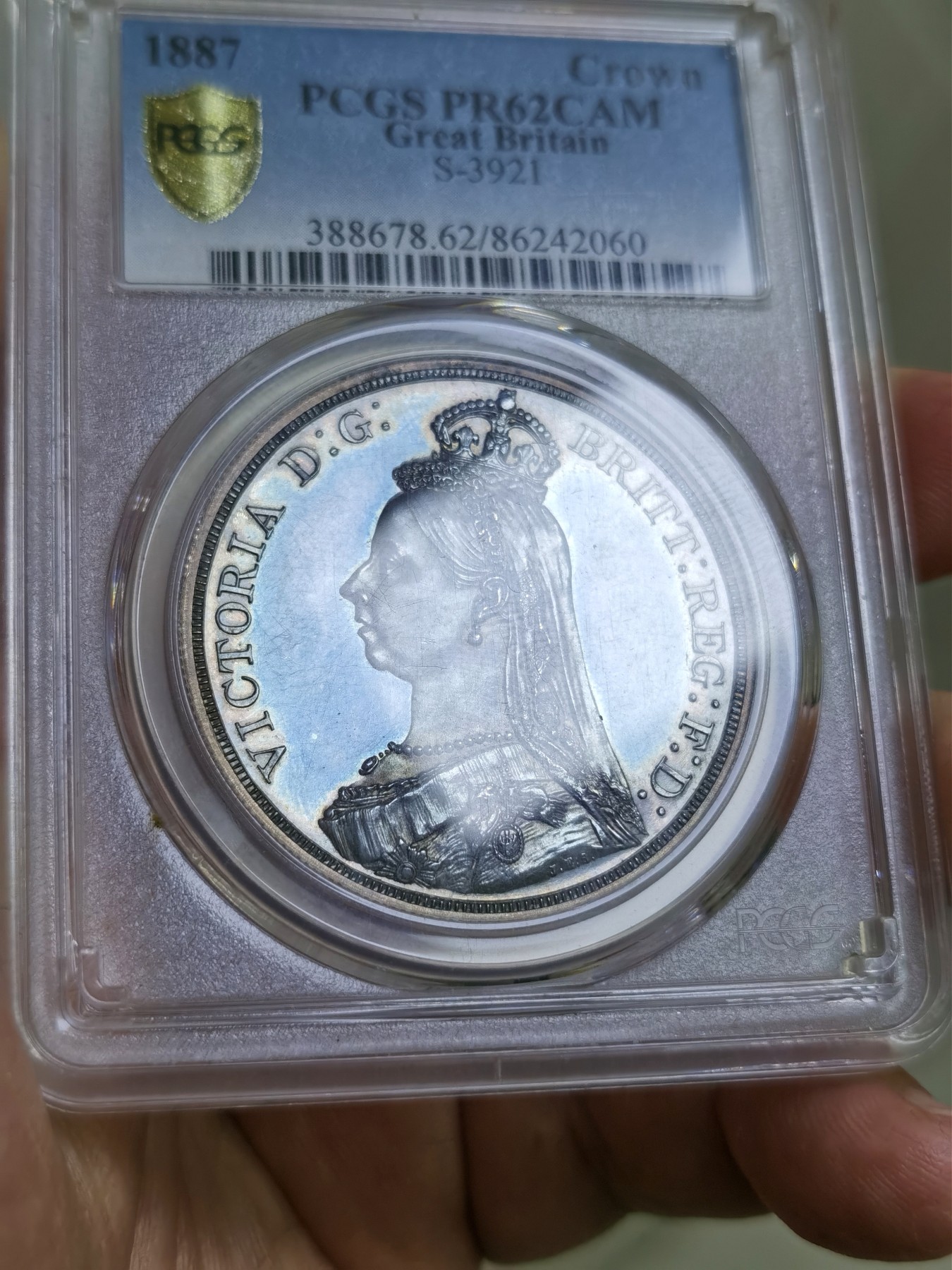 博洋堂世界钱币拍卖第056期（全场包邮） PCGS PR62CAM 英国1887年维多利亚1克朗马剑精制银币，名誉品，蓝汪汪的底板，CAM镜面效果，发行量1084枚，2012HA拍卖64分14.8万元