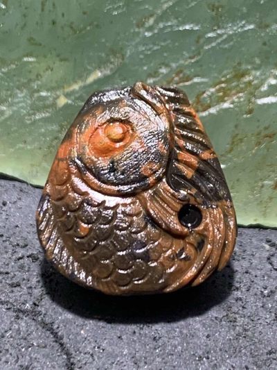 精美亚光战国红玛瑙手工俏色巧雕鲤鱼打挺一体小佛头三通一个， - 精美亚光战国红玛瑙手工俏色巧雕鲤鱼打挺一体小佛头三通一个，