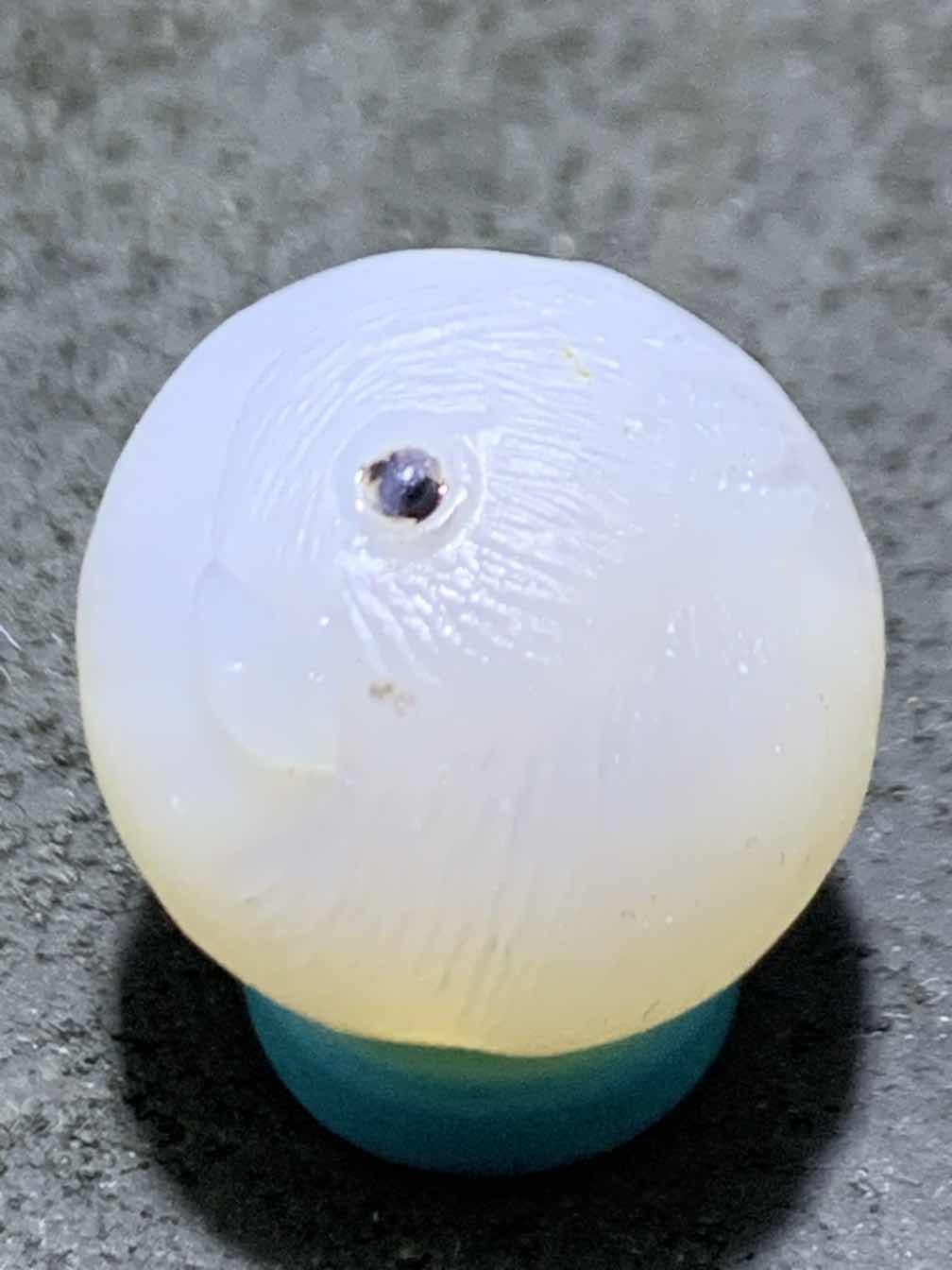 精美高玉化亚光海洋玉髓手工俏色巧雕鹦鹉随形圆珠一个！