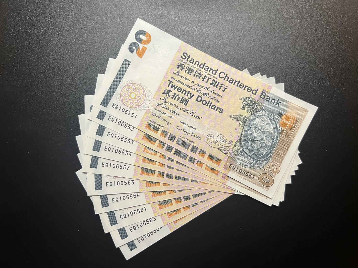 🌗乐淘淘世界纸币拍卖 第34期🌓 香港1999年纸币十张 贰拾圓 渣打银行 有捆印 边缘潮斑 UNC