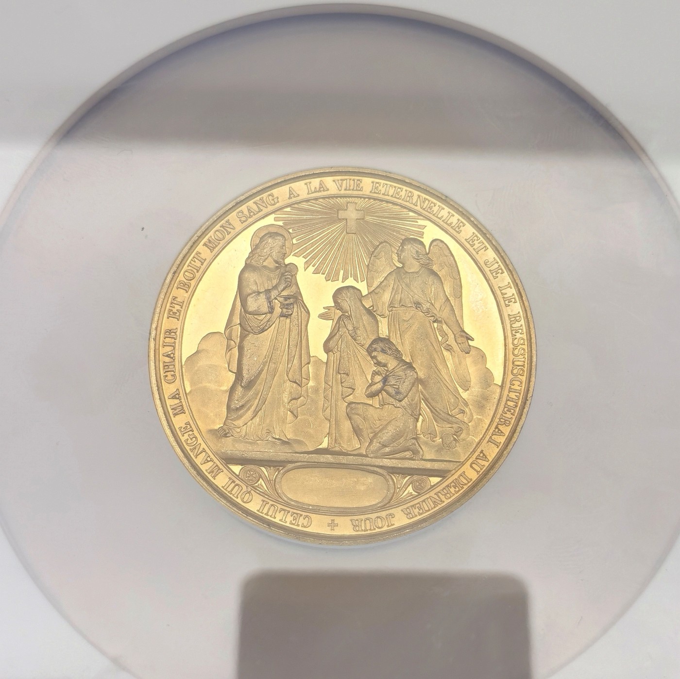 博洋堂世界钱币拍卖第056期（全场包邮） 法国1862年镀金铜章三圣礼纪念NGC MS63（雕刻家A. Borrel作品，51mm，比较少见的圣礼纪念章，未刻字。正面下方的留白处是用来镌刻本人姓名的；背面下方左侧写的是洗礼、初次圣礼和坚振礼这三个圣礼的名称，而右侧留白是用来镌刻本人接受这三次圣礼的具体年份。）