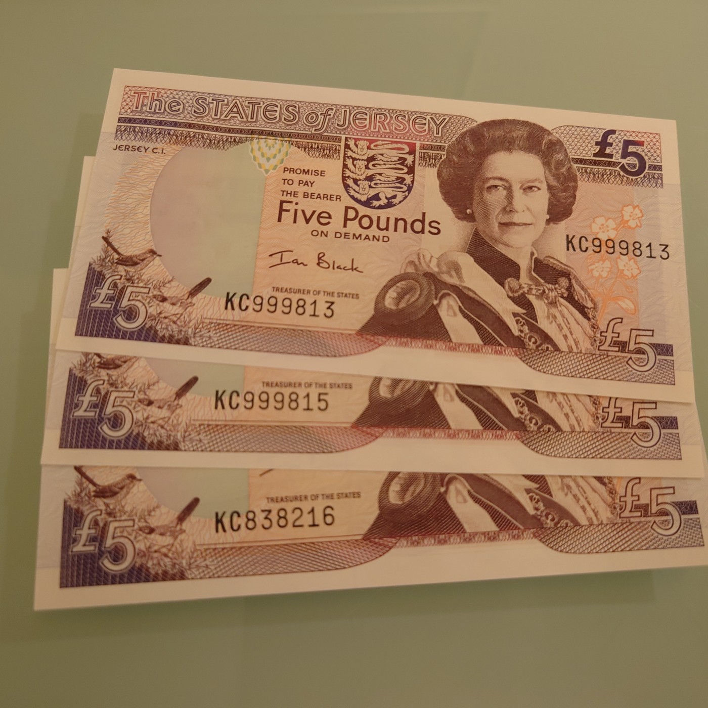 【世界钱币】精选微拍第89期暨2023年第三十六期 最新币展品种(群里卖剩挑剩的)专场 泽西岛5镑 全新绝品无47尾号813(单张价)