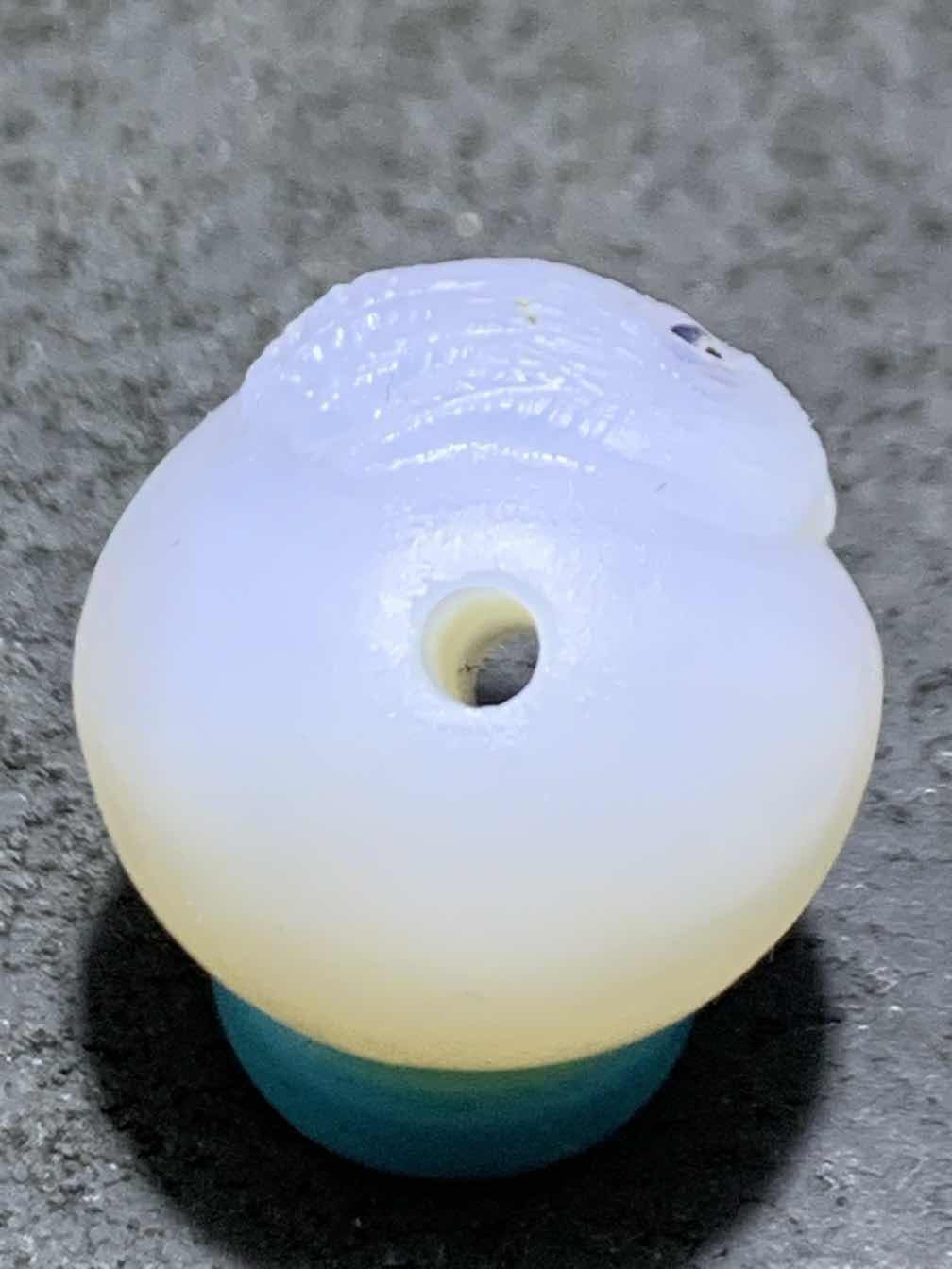 精美高玉化亚光海洋玉髓手工俏色巧雕鹦鹉随形圆珠一个！