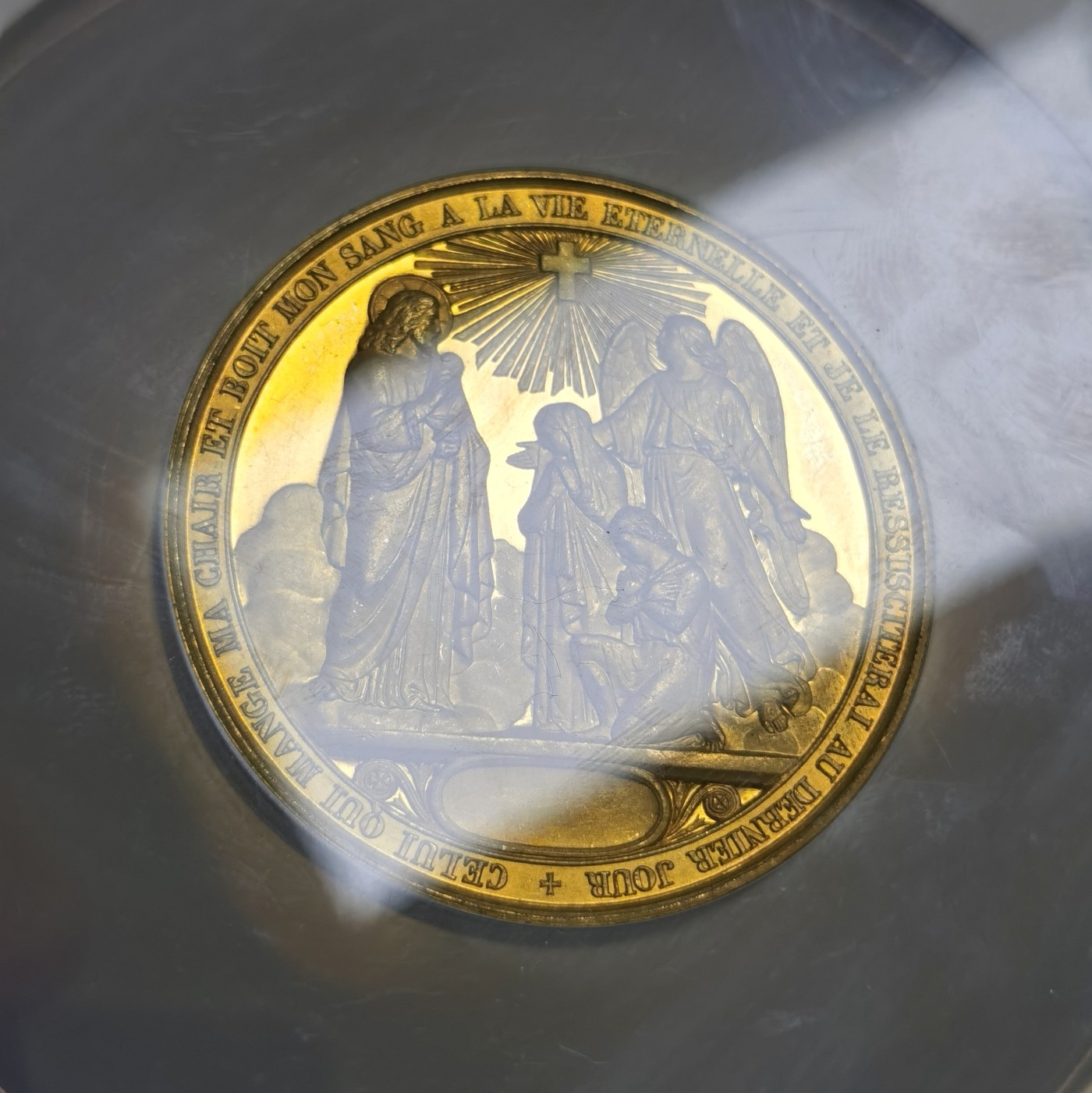 博洋堂世界钱币拍卖第056期（全场包邮） 法国1862年镀金铜章三圣礼纪念NGC MS63（雕刻家A. Borrel作品，51mm，比较少见的圣礼纪念章，未刻字。正面下方的留白处是用来镌刻本人姓名的；背面下方左侧写的是洗礼、初次圣礼和坚振礼这三个圣礼的名称，而右侧留白是用来镌刻本人接受这三次圣礼的具体年份。）