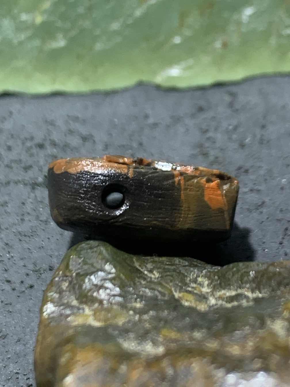 精美亚光战国红玛瑙手工俏色巧雕鲤鱼打挺一体小佛头三通一个，